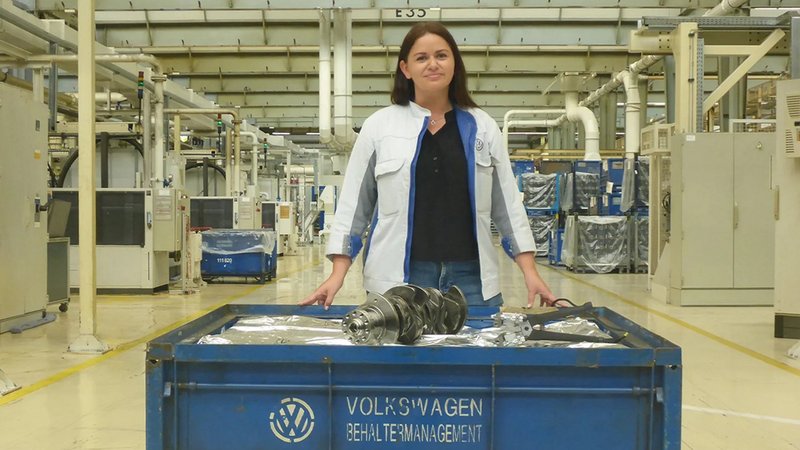 Frau Mirela Nowak mit Langzeitlagerverpackung bei VW 