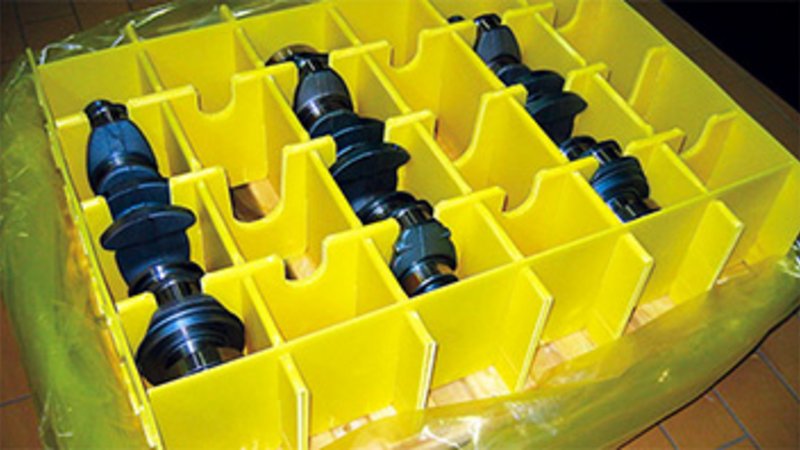 Metallteile in einer Box mit Gefache und ICB-Folie
