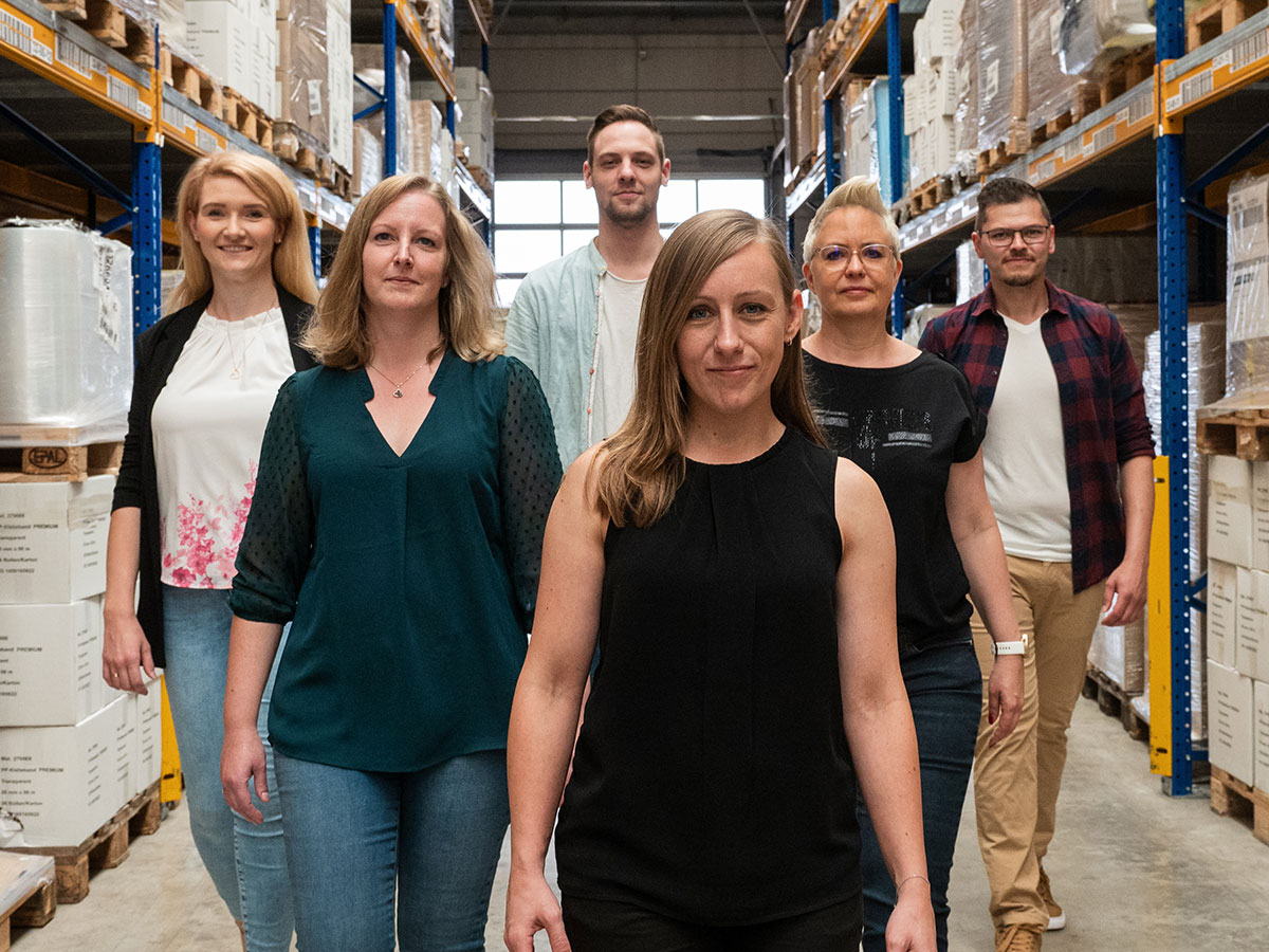 Gruppenbild Excor Mitarbeiter im Lager