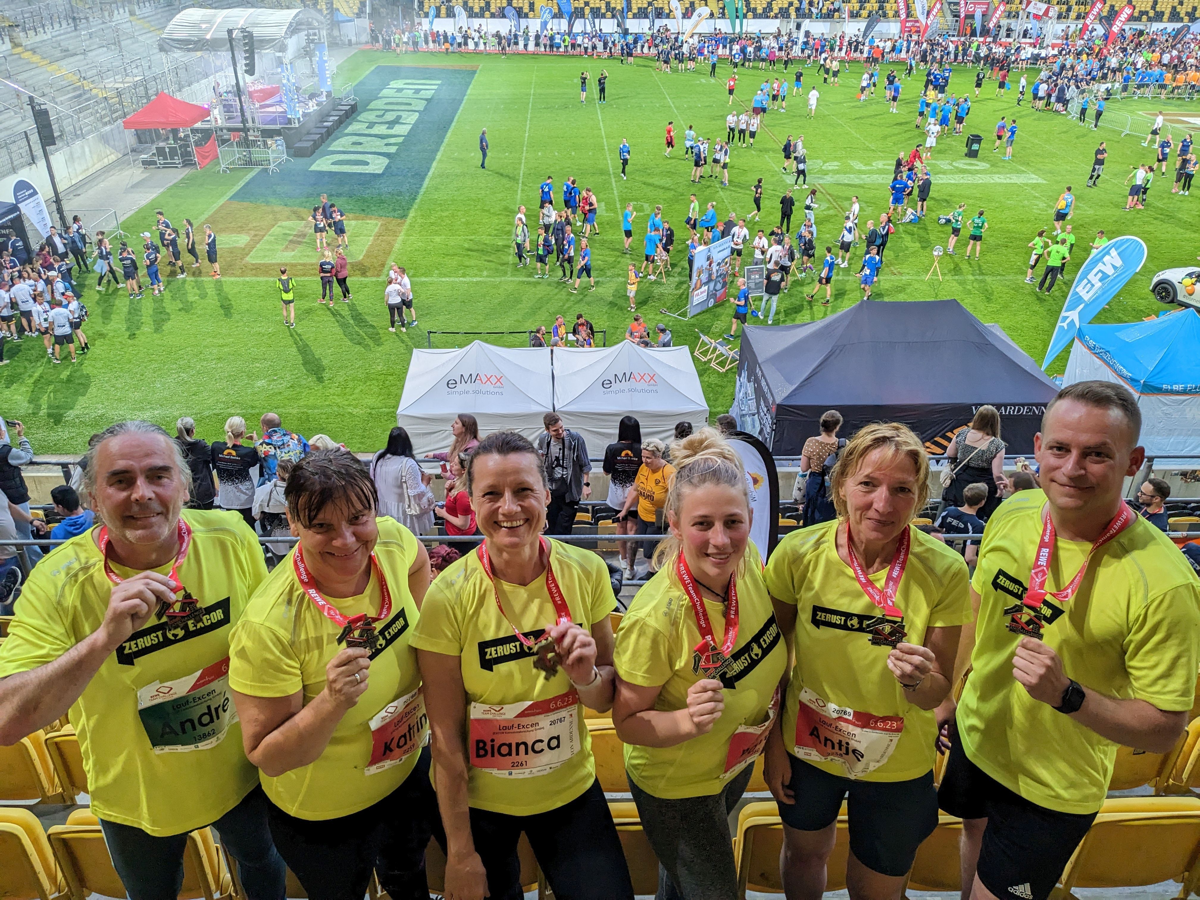 Excor Mitarbeiter mit Medaillen der Rewe Team-Challenge im Stadion in Dresden 